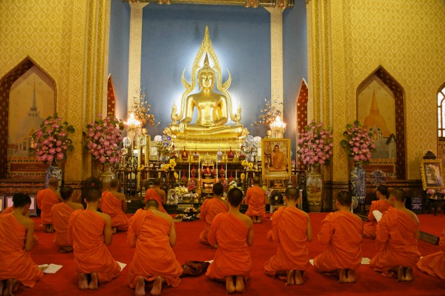 Bangkok, Thailand --- Buddhist monks praying, Wat Benchamabophit (Marble Temple), Bangkok, Thailand, Southeast Asia, Asia --- Image by © Angelo Cavalli/Robert Harding World Imagery/Corbis